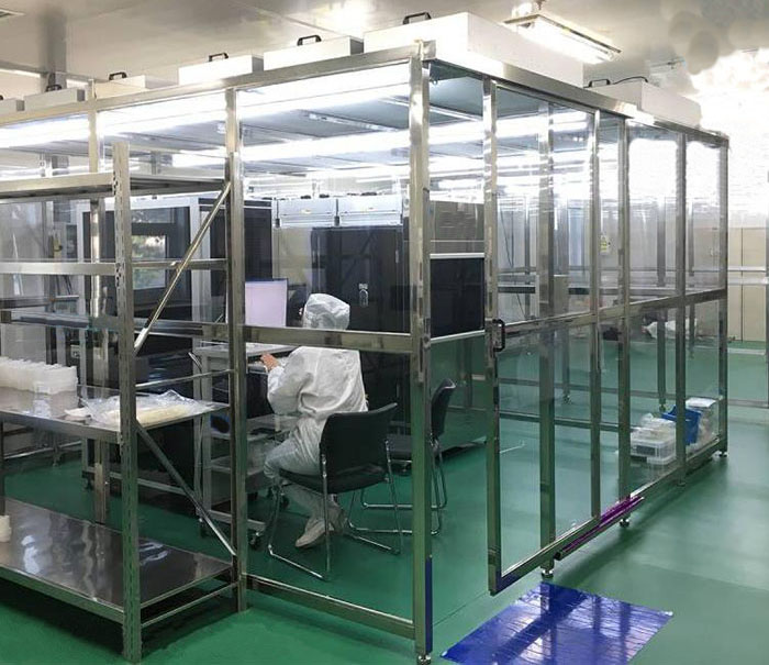 百級(jí)潔凈棚配置由FFU、初效過(guò)濾器、高效過(guò)濾器過(guò)濾，再加風(fēng)淋室、傳遞窗等凈化設(shè)備才能達(dá)到效果。