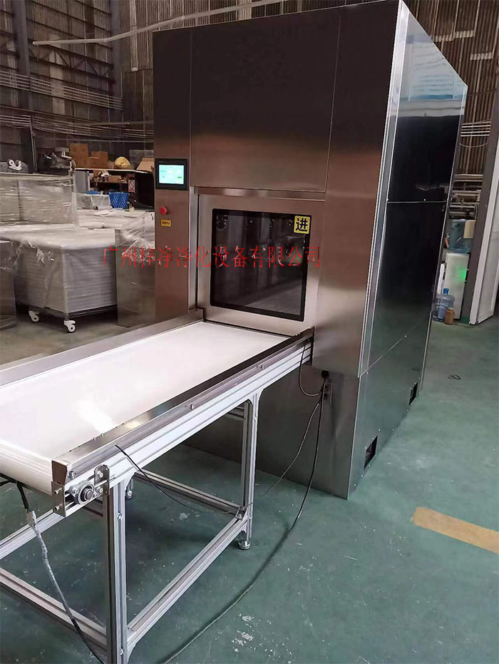 輸送帶傳遞窗還可吹淋被傳遞物品的表面，防止物品可能攜帶塵埃進入潔凈室。