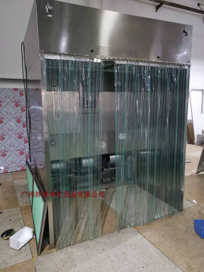 潔凈層流采樣車具體要求；從室內(nèi)空氣經(jīng)過初效過濾器，從高效空氣過濾器出風，配無隔板高效過濾器過濾效率為：99.99@0.3μm和G4級初效過濾器，確保凈化級別，靜態(tài)100級美聯(lián)邦209E標準；