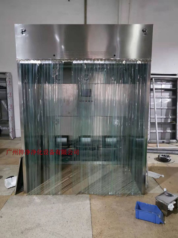 潔凈層流采樣車具體要求；從室內(nèi)空氣經(jīng)過初效過濾器，從高效空氣過濾器出風，配無隔板高效過濾器過濾效率為：99.99@0.3μm和G4級初效過濾器，確保凈化級別，靜態(tài)100級美聯(lián)邦209E標準；