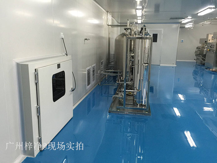 百級(jí)無塵車間配備FFU、高效送風(fēng)口、高效過濾器（HEPA）、空氣處理機(jī)組（AHU）傳遞窗等凈化設(shè)備，確保車間空氣質(zhì)量。